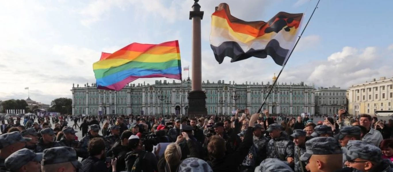 Ρωσία: Το έσκασε από το δικαστήριο την ώρα που δικαζόταν για τη δολοφονία ενός γκέι